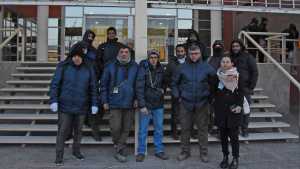 Trabajadores se encadenaron para exigir la apertura de una empresa en Roca