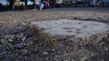 Las tapas de cemento sobresalen en el patio. Foto: Andres Maripe.