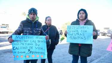 Protesta en el hospital de Roca por familias de niños con autismo y TDAH. Foto: juan Thomes