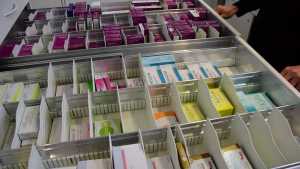 Advierten por faltantes de medicamentos, tras la suba del dólar, en farmacias de Río Negro