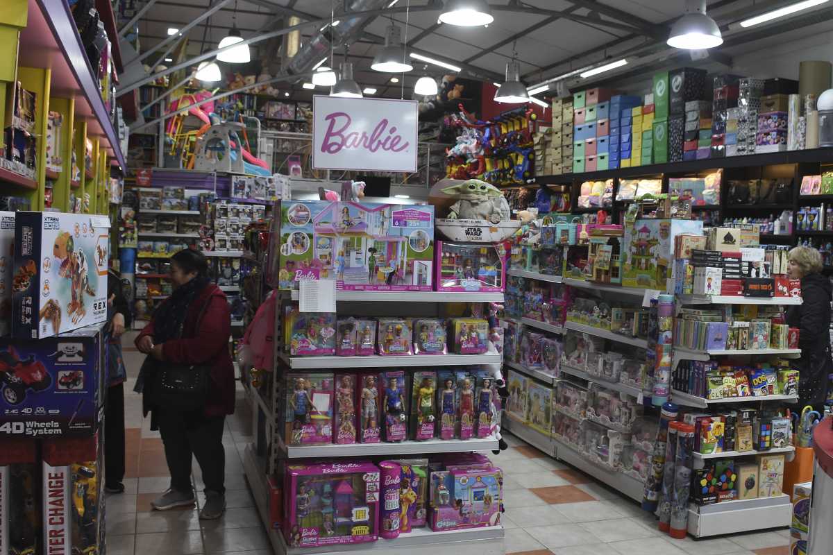 La oferta es variada en las jugueterías, pero la demanda escasea. Foto: Juan Thomes
