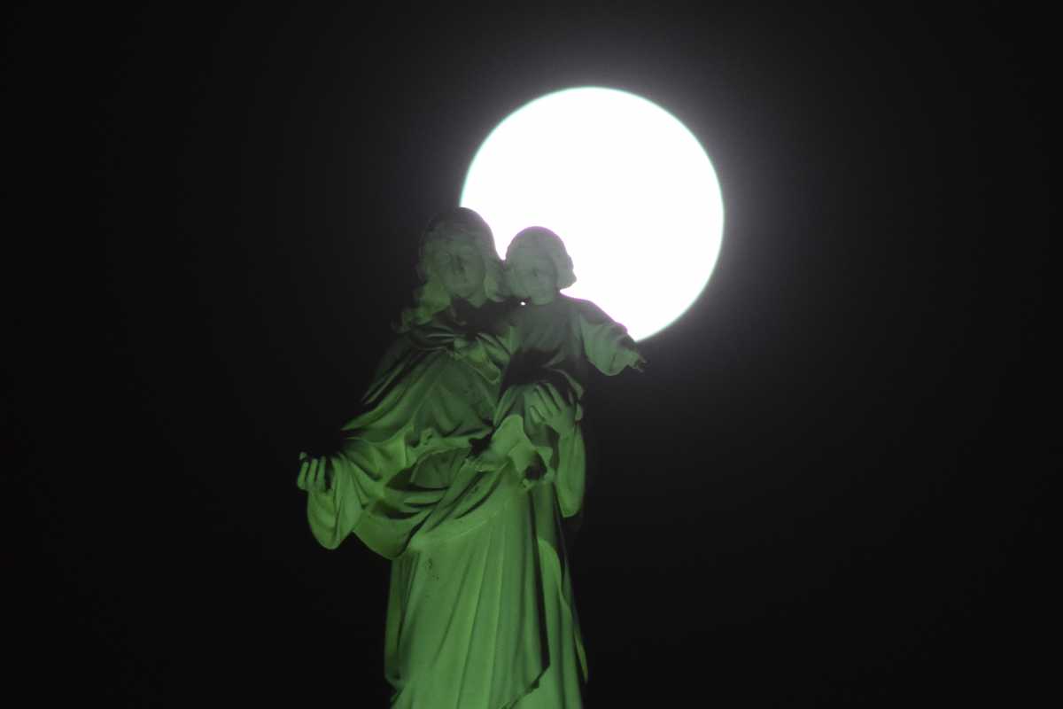 Esperando la Superluna azul en Roca, que se verá este 30 y 31 de agosto.   Foto: Andrés Maripe. 