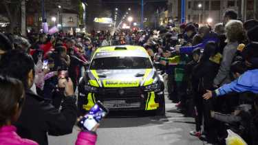 Luego de la largada simbólica quedó todo listo para una nueva Vuelta de la Manzana, en su versión del Rally Argentino. (Foto: Andrés Maripe)