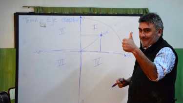 El profesor incentiva a sus alumnos a que aprendar a través de la música. Foto: Andres Maripe.