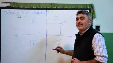 Enseñar cantando: así aprenden los alumnos de Raúl Mohamed, un profesor de matemáticas de Roca