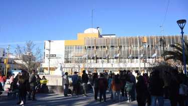Padres y madres se manifestaron en contra de la violencia entre adolescentes y niños en Roca. Foto: Juan Thomes 