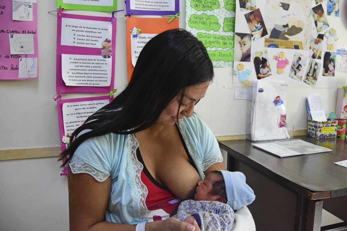 Emilia dándole la teta a su bebé. Foto: Andres Maripe.