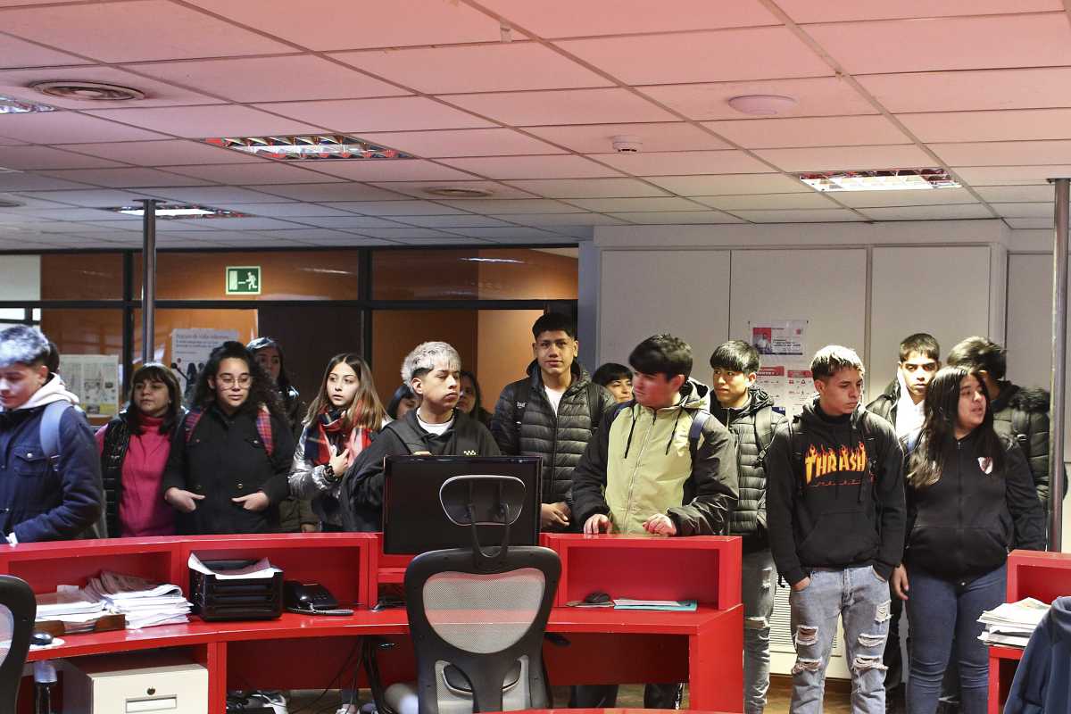 Los estudiantes recorrieron las instalaciones del diario RÍO NEGRO. foto: Juan Thomes.