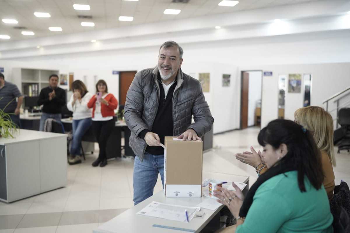 Rodolfo Aguiar emitió su voto esta mañana en Roca. Foto: Prensa ATE