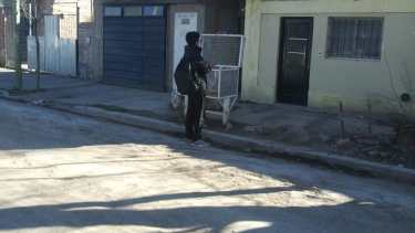 Viernes por la tarde, en la zona norte de Roca. Jóvenes van casa por casa buscando sumar fiscales para el proyecto de Milei.  