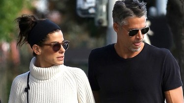 Sandra Bullock acompañó a su marido, Bryan Randall, hasta el último momento.-