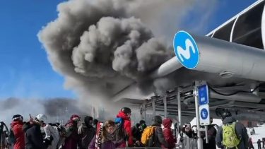 Una intensa nube de humo sorprendió a los turistas en Chapelco. Foto captura.