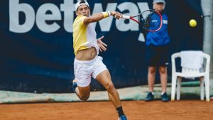 Baez se impuso en el duelo argentino y es finalista en Austria