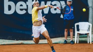 Baez se impuso en el duelo argentino y es finalista en Austria