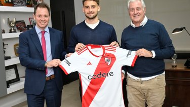 EL jugador posó con la camiseta del Millonario esta mañana.