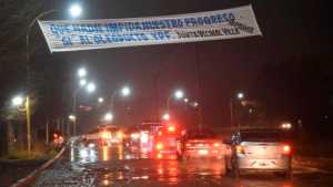 Video: se movilizaron a favor del oleoducto de YPF en Sierra Grande, bajo una intensa lluvia