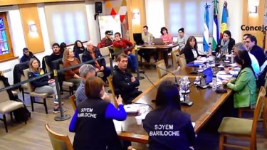 El pedido de pase a planta de 100 trabajadores se abordó en la comisión legislativa.