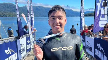 El joven busca llegar a Tailandia para competir la final de OceanMan 2023. Foto: gentileza (@tomii__cfr)