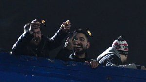 Sancionarán a los hinchas extranjeros que rompan billetes argentinos