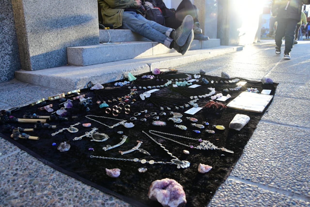 Franco ofrece sus artesanías en las calles de Roca. Foto: Andres Maripe.