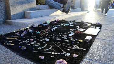 Franco ofrece sus artesanías en las calles de Roca. Foto: Andres Maripe.