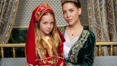 Wanda Nara y su hija Isabella visitaron una mezquita en Turquía. 