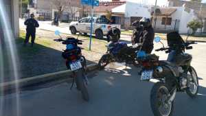 Robaron una moto y los detuvieron con $100 mil dólares, en Roca