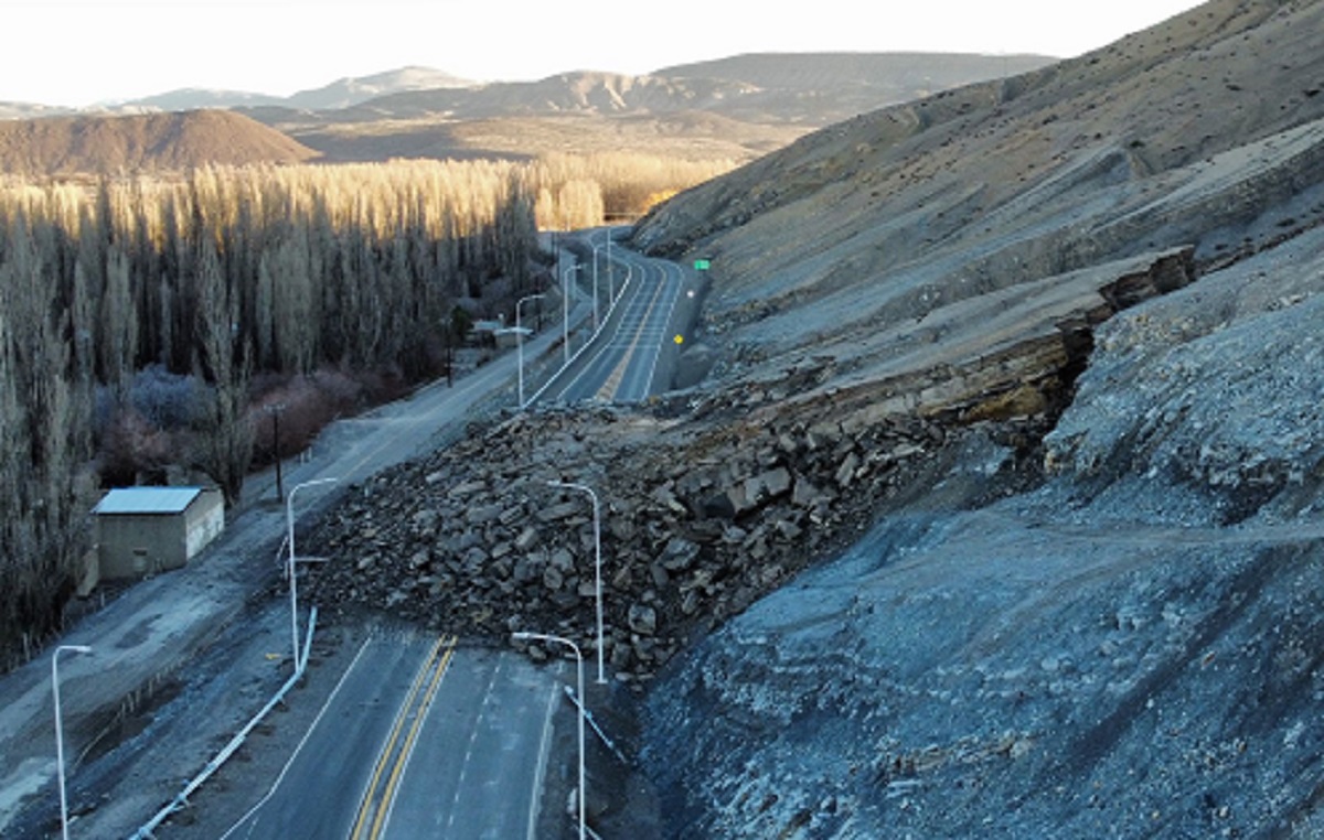 El derrumbe de un cerro en Neuquén,  hirió a cuatro personas e inhabilitó la Ruta provincial 43. Foto: Martín Ortiz. 