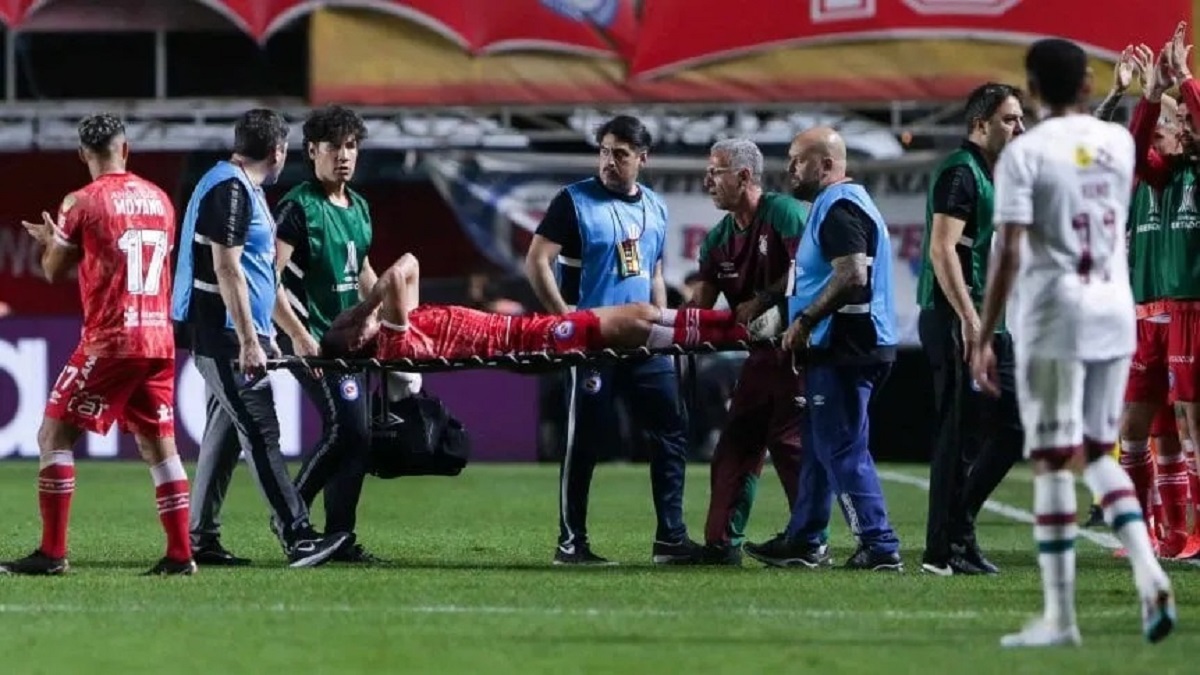 Tras ser retirado en camilla, el jugador fue trasladado a un centro de salud en Buenos Aires. Foto: Gentileza TyC Sports. 