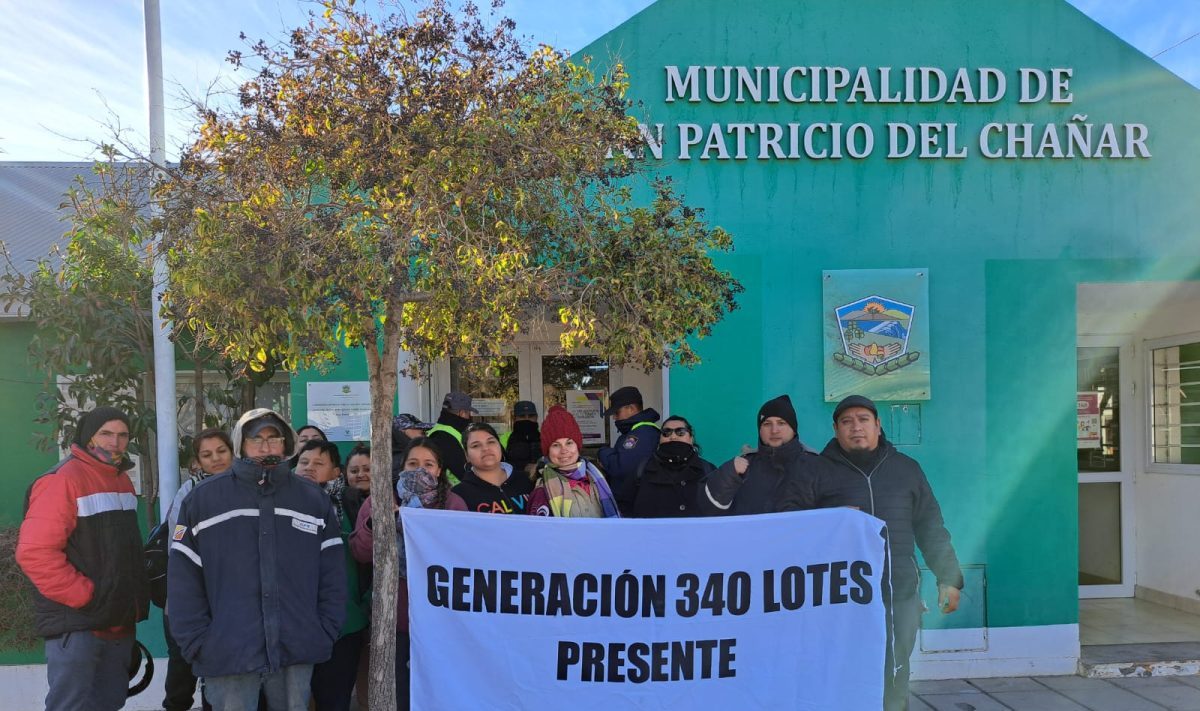 Los vecinos de los 340 lotes levantaron el corte de Ruta 7 y se trasladaron al municipio de San Patricio del Chañar. (Gentileza).-