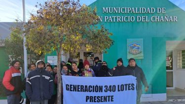 Los vecinos de los 340 lotes levantaron el corte de Ruta 7 y se trasladaron al municipio de San Patricio del Chañar. (Gentileza).-