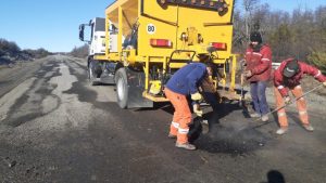 Salió el sol y Vialidad retomó el bacheo en la Ruta 40, al sur de Bariloche