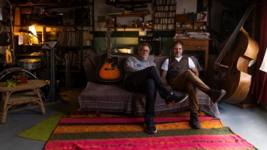Luis Andrade y Andrés Fuhr, en la comodidad de la calida sala de ensayos y clases de coontrabajista. (Foto: Eduardo Travaglino)