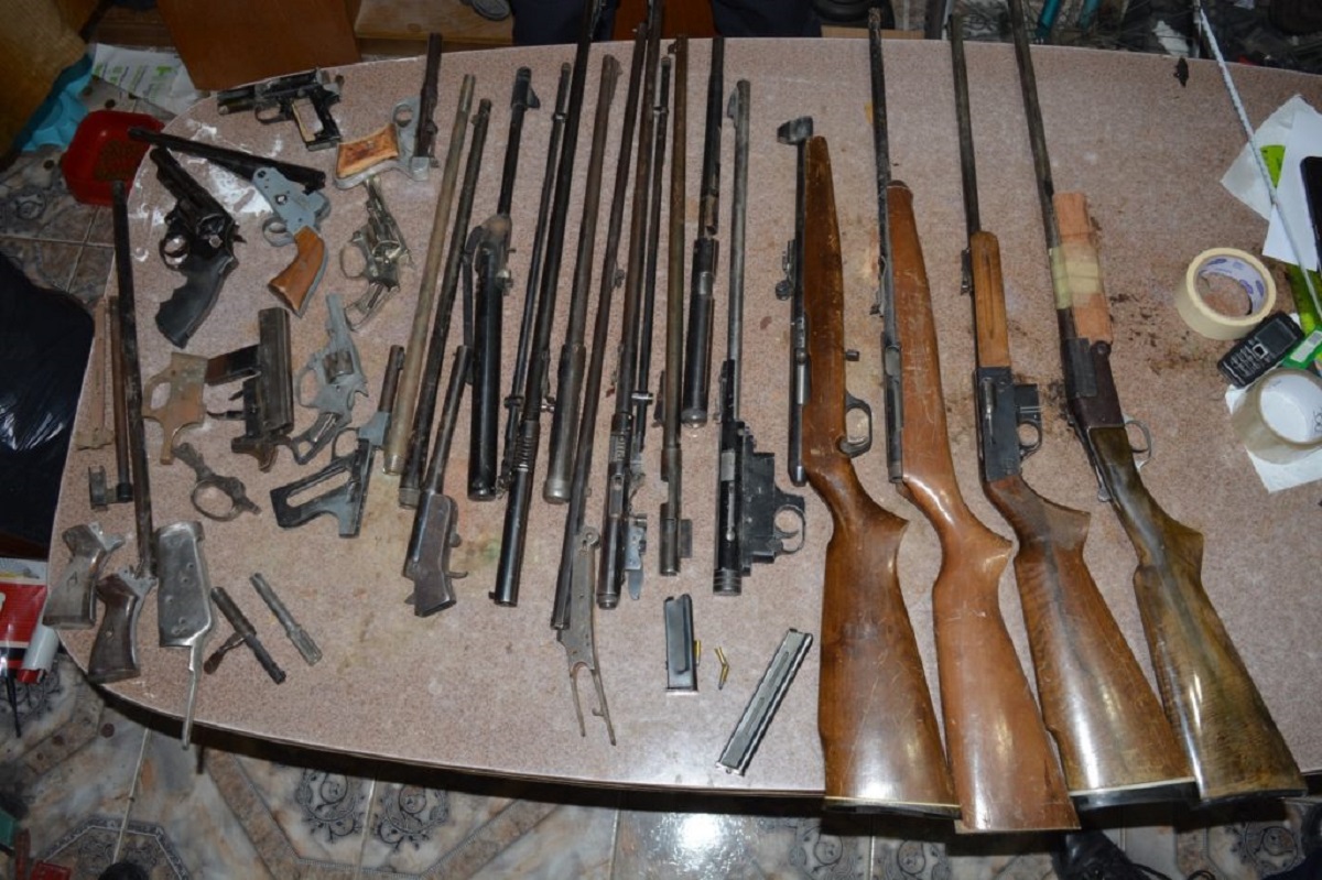 Las armas que fueron halladas durante el allanamiento en la vivienda del hombre.