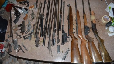 Las armas que fueron halladas durante el allanamiento en la vivienda del hombre.