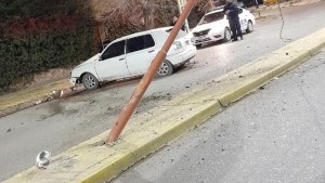 Chocó contra un poste y abandonó el auto esta madrugada en Cipolletti