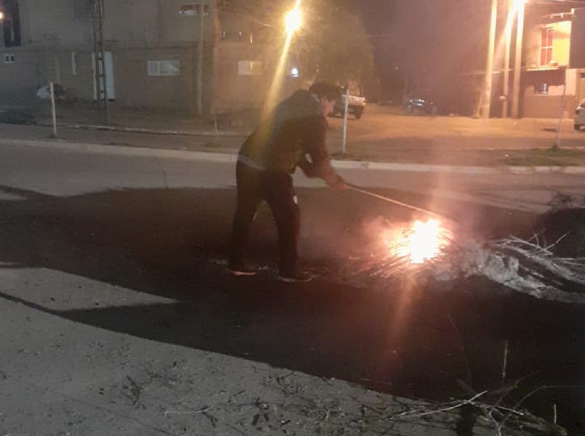 Un grupo de trabajadores realizan una protesta en los portones de una delegación municipal. Foto: Gentileza