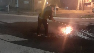 Un grupo de trabajadores realizan una protesta en los portones de una delegación municipal. Foto: Gentileza