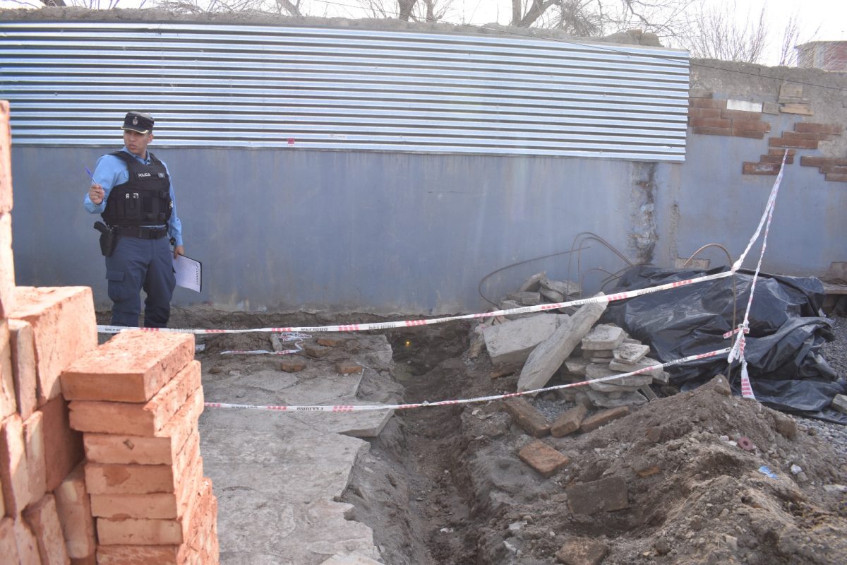 La aparición de los restos óseos fue advertida por obreros en Chos Malal. Foto: gentileza