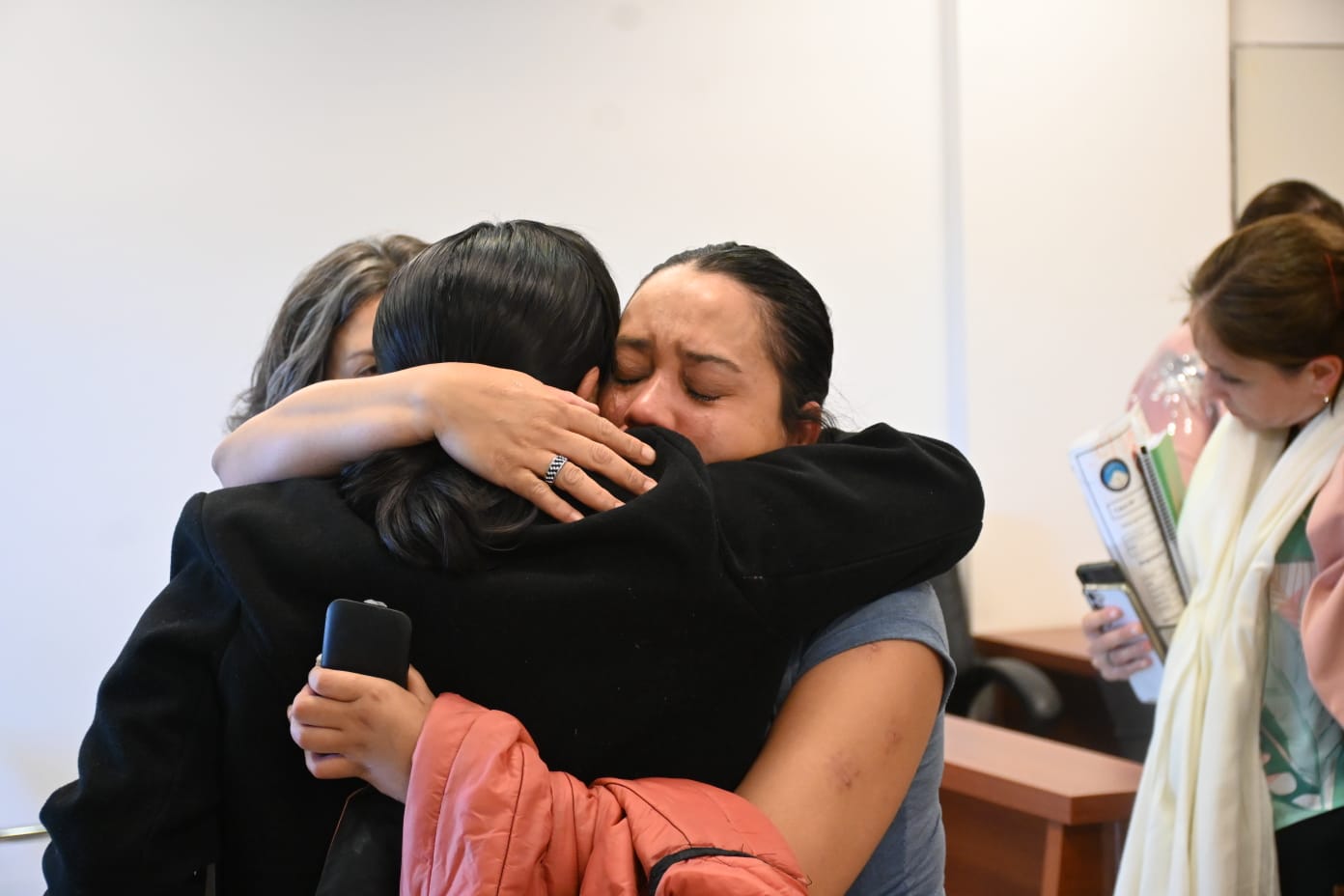 Odra es migrante y tiene dos hijos. Al terminar la audiencia se abrazó con su abogada, Silvana Colipi. Foto Florencia Salto.