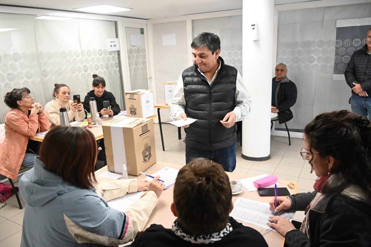 El secretario general del gremio en Neuquén, Carlos Quintriqueo, emitió su voto esta mañana. Foto: Florencia Salto. 