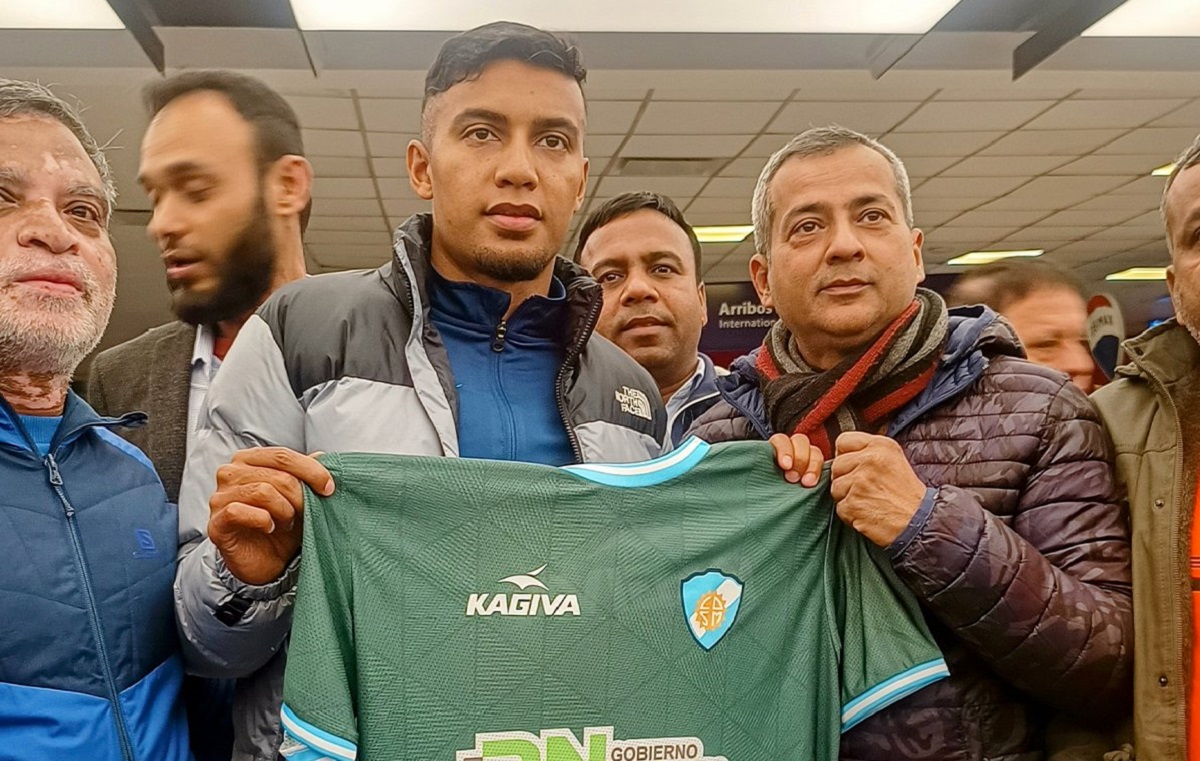 Bhuyan posó con la camiseta alternativa de Sol de Mayo en el aeropuerto de Ezeiza. Foto gentileza: Interior Futbolero.