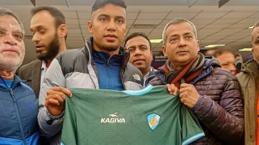Bhuyan posó con la camiseta alternativa de Sol de Mayo en el aeropuerto de Ezeiza. Foto gentileza: Interior Futbolero.