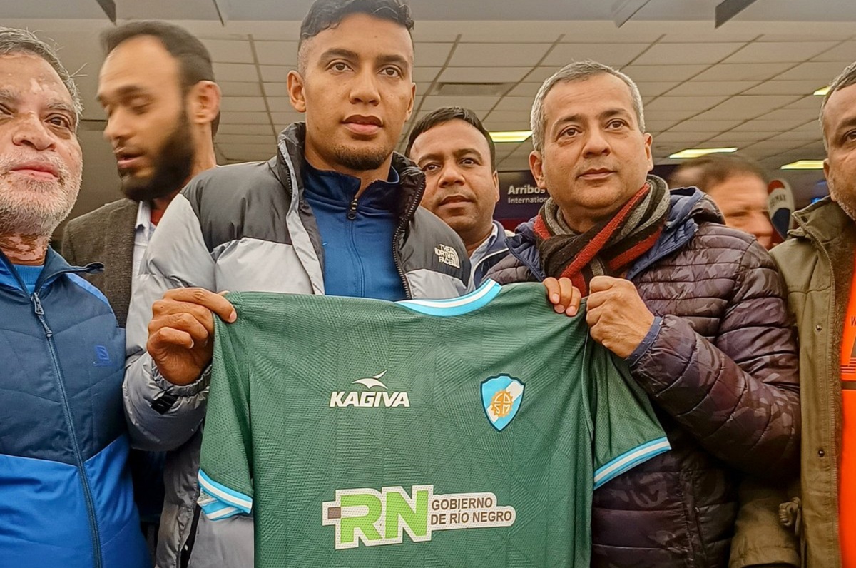 Bhuyan posó con la camiseta alternativa de Sol de Mayo en el aeropuerto de Ezeiza. Foto gentileza: Interior Futbolero.