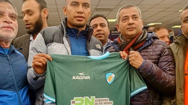 Bhuyan posó con la camiseta alternativa de Sol de Mayo en el aeropuerto de Ezeiza. Foto gentileza: Interior Futbolero.