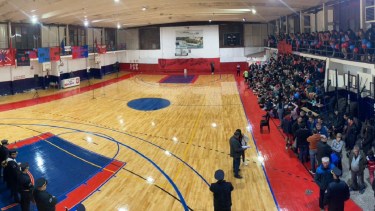 Durante los festejos se dejó inaugurado el nuevo piso de la cancha de básquet. Foto Gentileza Villa Congreso.