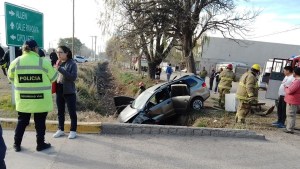 Un auto volcó y cayó en el canal de riego en Fernández Oro