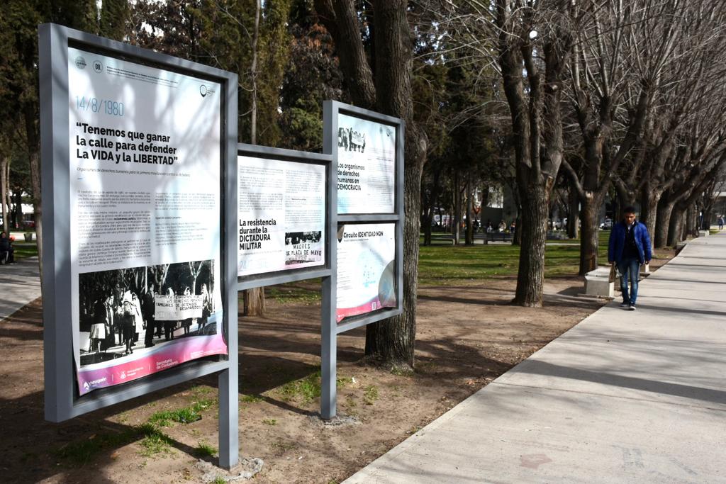 La primera manifestación pública en dictadura se recuerda con un hito frente a Casa de Gobierno de Neuquén (foto Matías Subat)