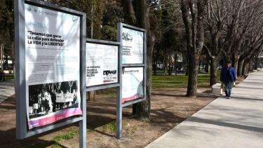 La primera manifestación pública en dictadura se recuerda con un hito frente a Casa de Gobierno de Neuquén (foto Matías Subat)