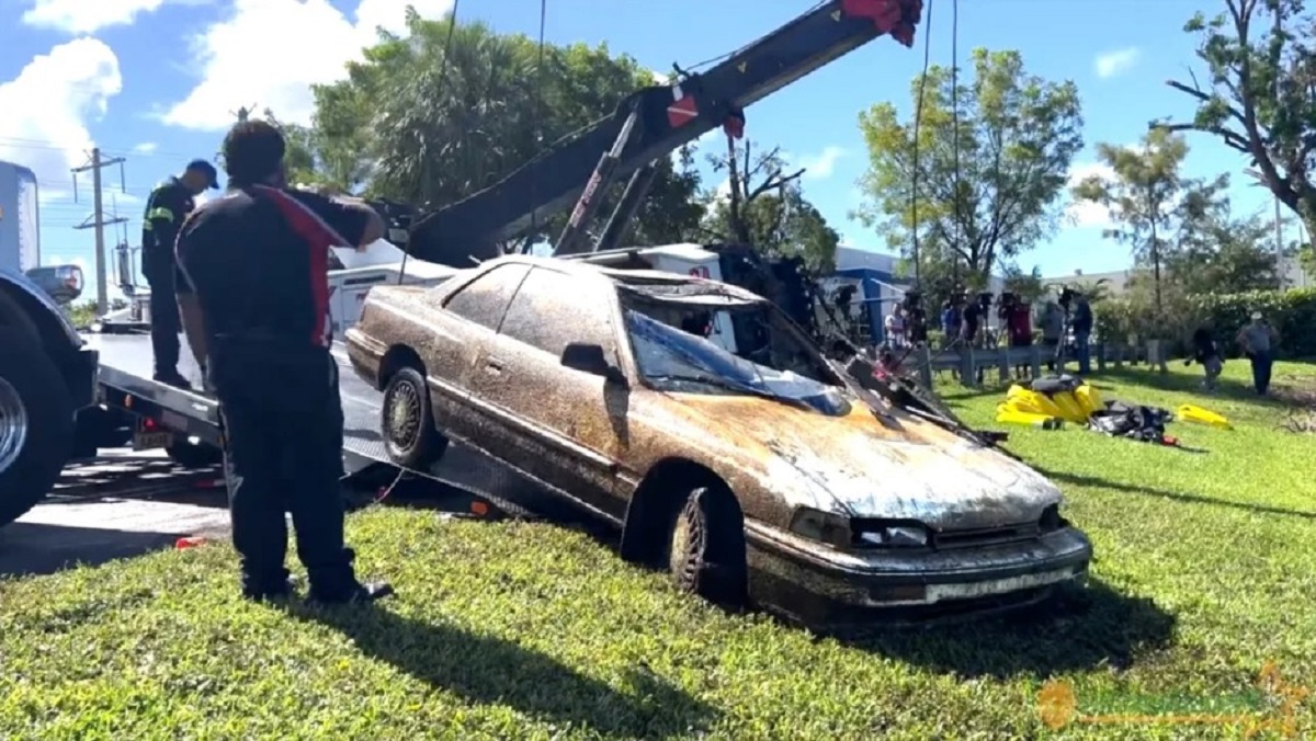 Los vehículos estaban sumergidos en un lago, cercano a Miami. Foto: CNN. 